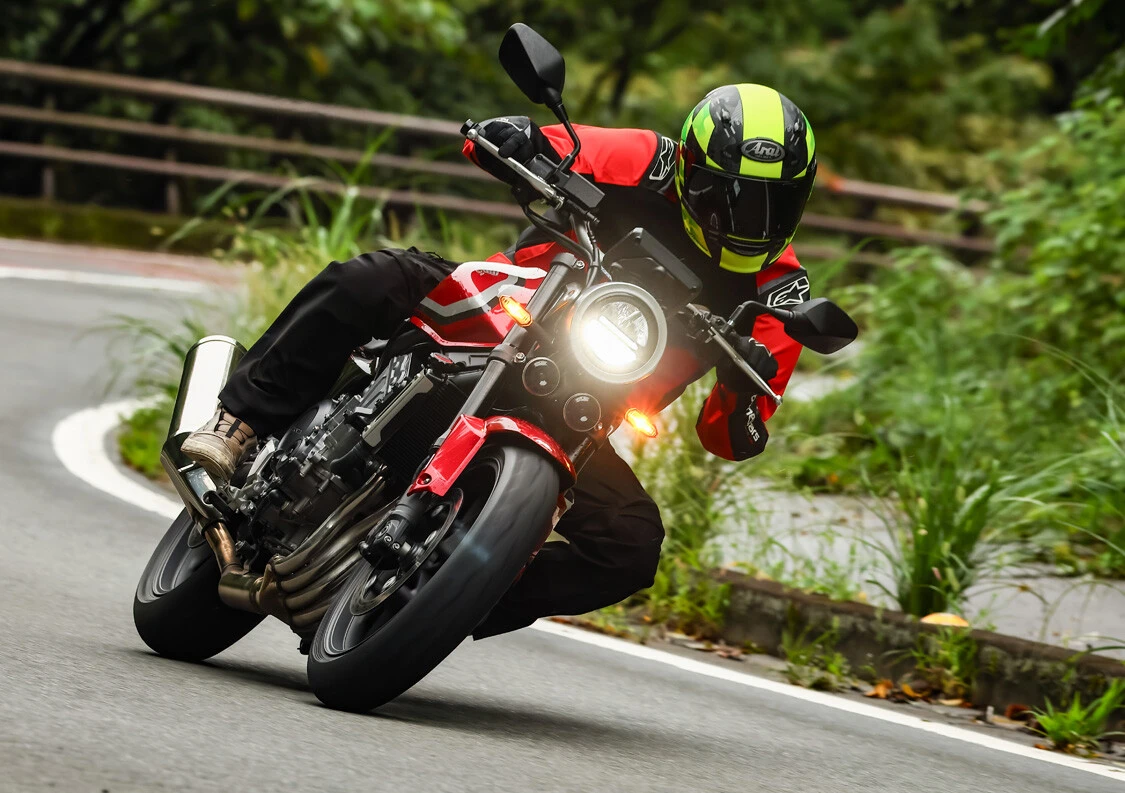 4年ぶりに復活した400ccクラスの"絶対王者"を雨の公道で試す!! ホンダ CB400 SUPER FOUR E-Clutchの走りは歴代を超えたか!?